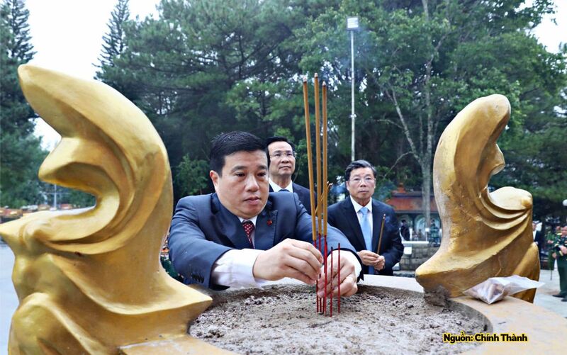 Ông Y Thanh Hà Niê Kđăm, Ủy viên Ban Chấp hành Trung ương Đảng, Bí thư Tỉnh ủy Lâm Đồng dâng hương viếng các anh hùng liệt sĩ.