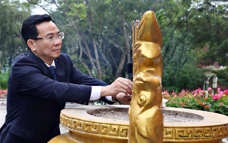 Ông Hồ Văn Mười, Ủy viên Ban Chấp hành Trung ương Đảng, Chủ tịch UBND tỉnh Lâm Đồng dân hương tri ân các anh hùng liệt sĩ.