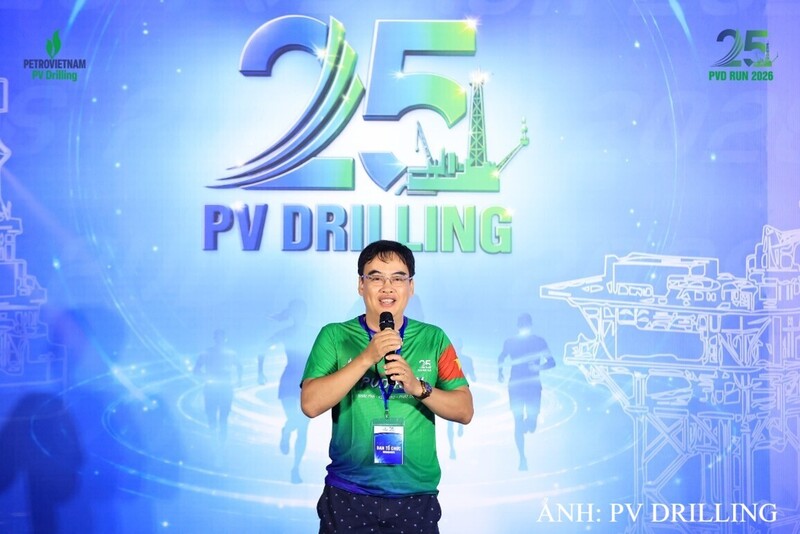 Ông Hoàng Xuân Bách, Chủ tịch Công đoàn, Trưởng Ban Tổ chức PVD RUN 2026 phát biểu khai mạc. Ảnh: PV Drilling