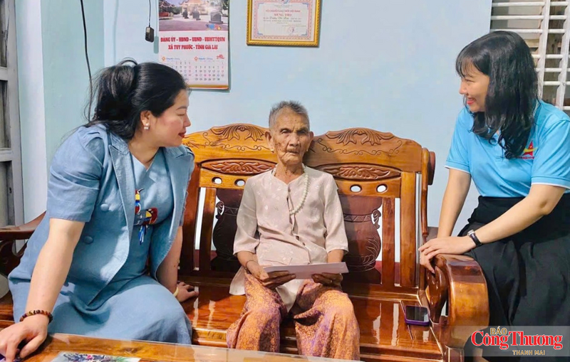 Hội Doanh nhân trẻ tỉnh Gia Lai cùng Hội Liên hiệp Phụ nữ tỉnh Gia Lai tặng quà cho Mẹ Việt Nam Anh hùng Trương Thị Liên, sinh năm 1932, ở xã Tuy Phước.