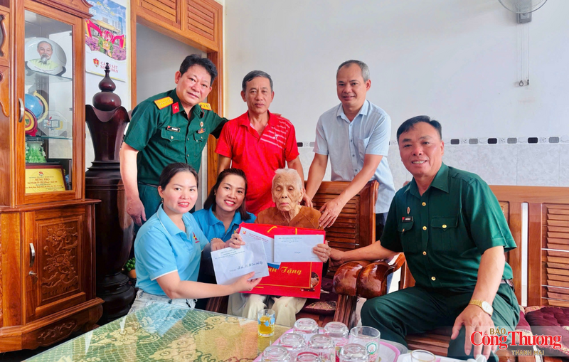 Hội Doanh nhân trẻ tỉnh Gia Lai phối hợp với Hội Cựu Chiến binh tỉnh Gia Lai, Hội Cựu Chiến binh phường An Khê tặng quà cho Mẹ Việt Nam Anh hùng Lê Thị Hàng, sinh năm 1926, ở phường An Khê.