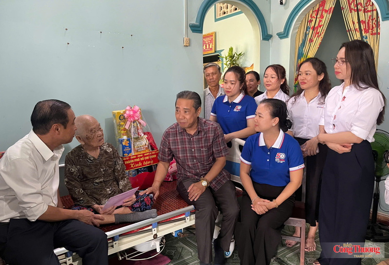 Công đoàn Tổng công ty Điện lực TP. Hồ Chí Minh thăm tặng quà cho gia đình chính sách, có công với cách mạng nhân dịp 27/7.