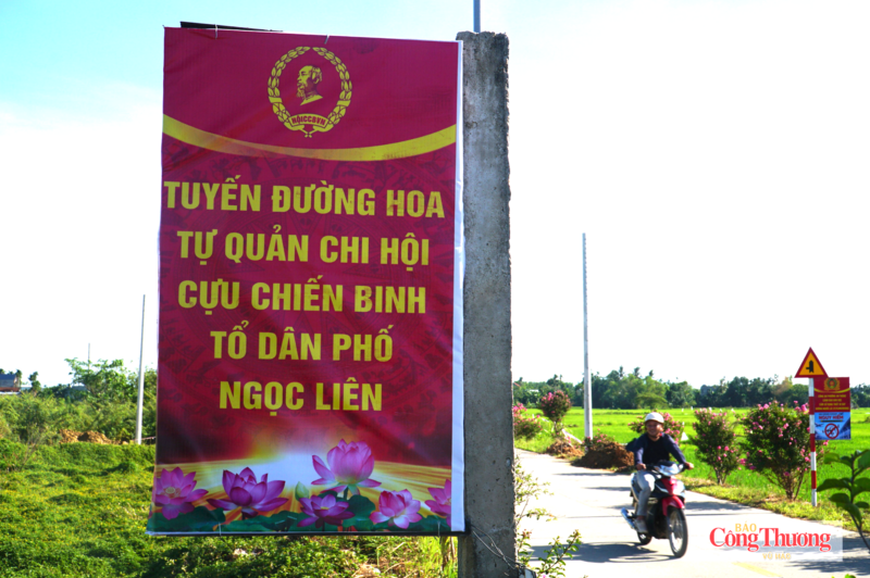 Điểm đặc biệt, đường hoa này do chính các cựu chiến binh Tổ dân phố Ngọc Liên dày công chăm sóc.