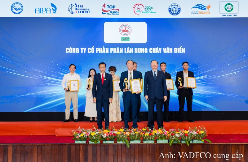 Ông Văn Hồng Sơn - Tổng giám đốc Công ty Cổ phần Phân lân nung chảy Văn Điển đại diện lãnh đạo Công ty đón nhận phần thưởng tại buổi lễ.