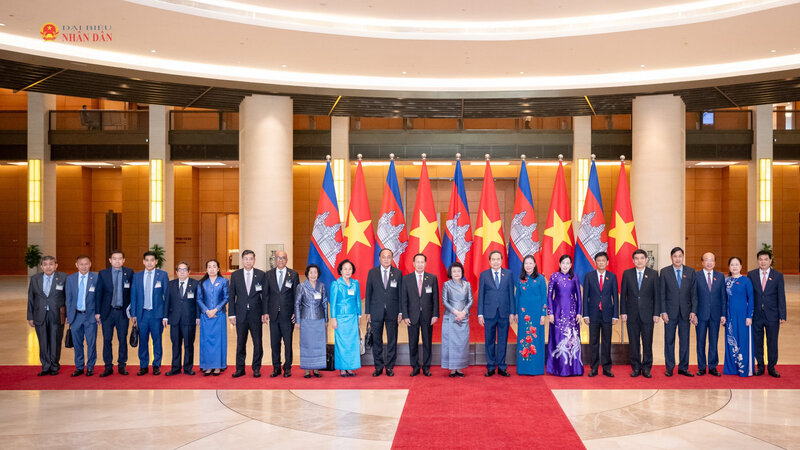Chủ tịch Quốc hội Trần Thanh Mẫn và Chủ tịch Quốc hội Vương quốc Campuchia Samdech Khuon Sudary cùng các đại biểu.