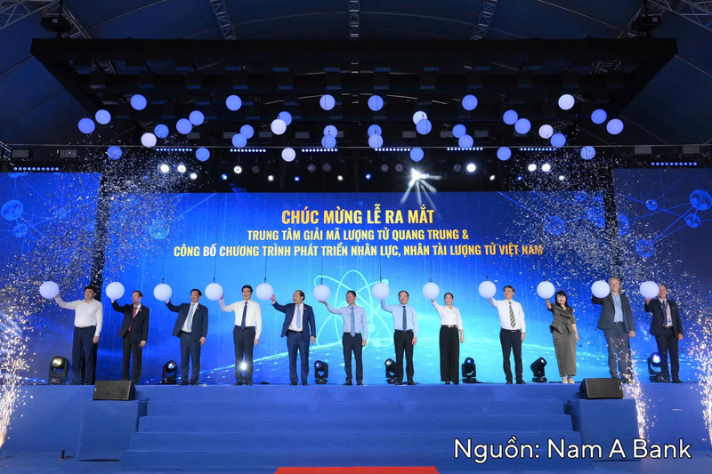 Các đại biểu thực hiện nghi thức ra mắt Trung tâm Giải mã lượng tử Quang Trung.