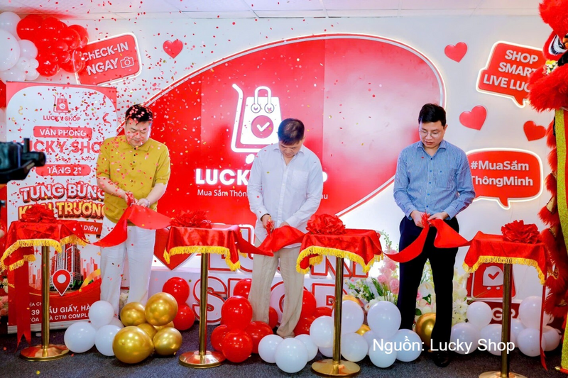 Khoảnh khắc Ban Lãnh đạo Lucky Shop thực hiện nghi thức cắt băng khánh thành, đánh dấu sự kiện Văn phòng Đại diện tại Hà Nội chính thức đi vào hoạt động.