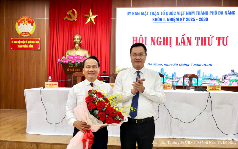 Bí thư Thành ủy Đà Nẵng Lê Ngọc Quang (bên phải) tặng hoa chức mừng Chủ tịch Ủy ban Mặt trận Tổ quốc Việt Nam TP. Đà Nẵng Nguyễn Đình Vĩnh.