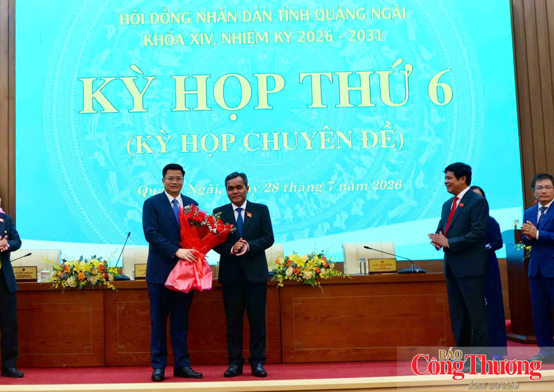 Bí thư Tỉnh ủy Hồ Văn Niên tặng hoa chúc mừng tân Chủ tịch UBND tỉnh Quảng Ngãi
