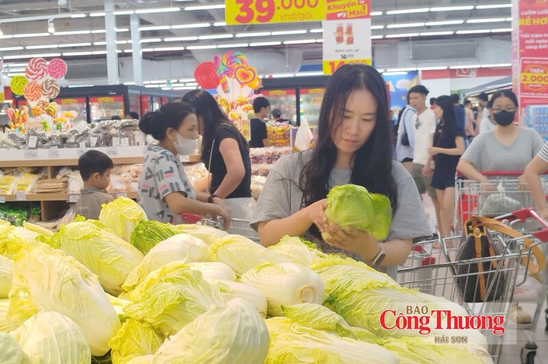 Khách hàng mua sắm tại siêu thị GO! Thăng Long.