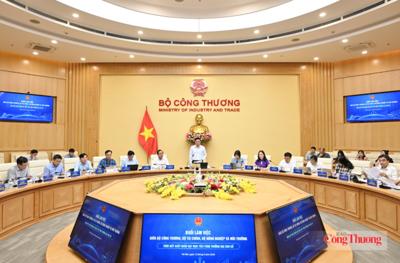 Bộ trưởng Bộ Công Thương Lê Mạnh Hùng chủ trì buổi làm việc với đại diện lãnh đạo các Bộ, ngành liên quan và đơn vị trong bộ để thúc đẩy xuất khẩu đạt mục tiêu tăng trưởng hai con số trong năm 2026. Ảnh: Cấn Dũng