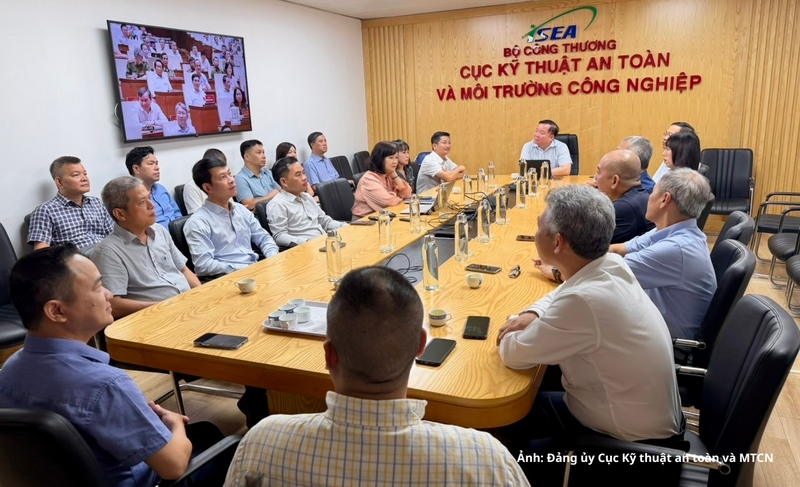 Đảng viên học tập, quán triệt, triển khai nghị quyết tại điểm cầu Đảng bộ Cục Kỹ thuật an toàn và Môi trường công nghiệp.