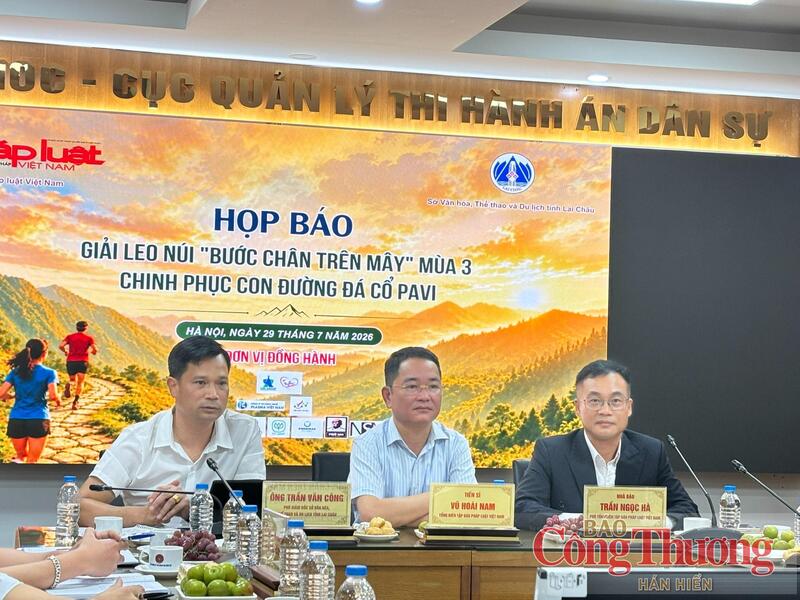 Các thành viên Ban tổ chức Giải leo núi “Bước chân trên mây - Chinh phục con đường đá cổ Pavi năm 2026” chia sẻ thông tin về giải đấu với các cơ quan báo chí.