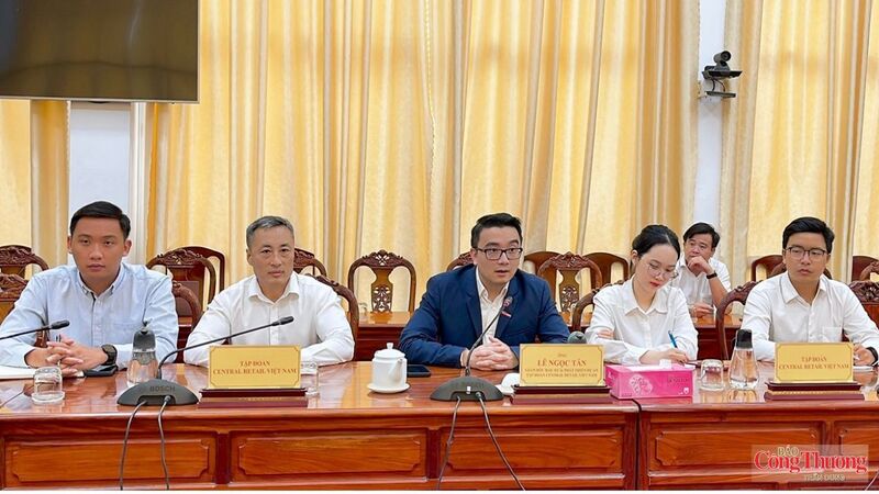 Ông Lê Ngọc Tân, Giám đốc Đầu tư và Phát triển dự án Tập đoàn Central Retail Việt Nam (áo sẫm màu), phát biểu ý kiến tại buổi làm việc.