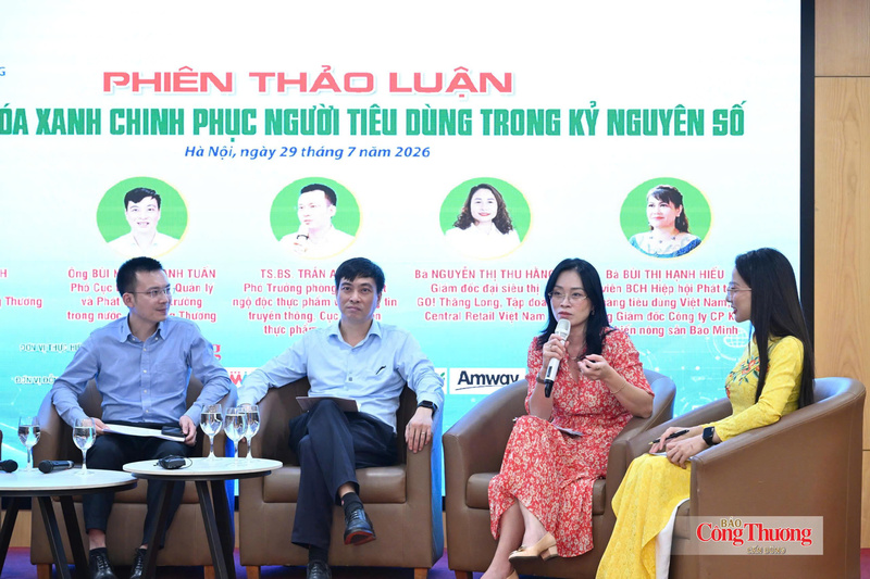 Bà Nguyễn Quỳnh Anh - Phó Chủ tịch Ủy ban Cạnh tranh Quốc gia - Bộ Công Thương (áo đỏ) chia sẻ tại phiên thảo luận.