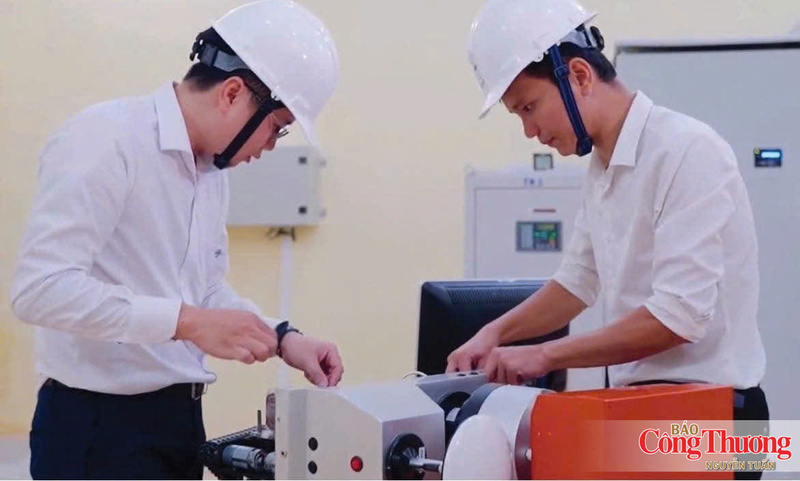 Kỹ sư trẻ Cao Huy Đỗ (bên phải) cùng đồng nghiệp nghiên cứu, chế tạo robot tự hành phục vụ vận hành trạm biến áp 110kV không người trực.