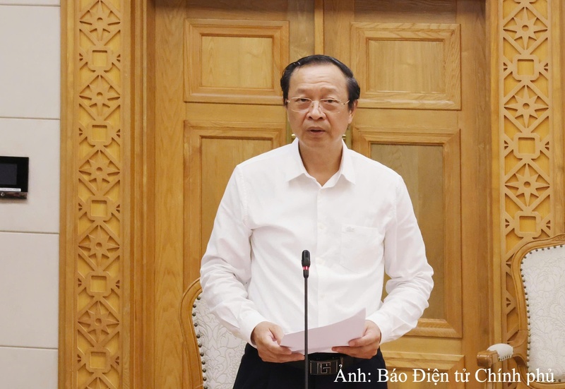 Thứ trưởng Thường trực Bộ GDĐT Phạm Ngọc Thưởng báo cáo. Ảnh: VGP/Thu Sa