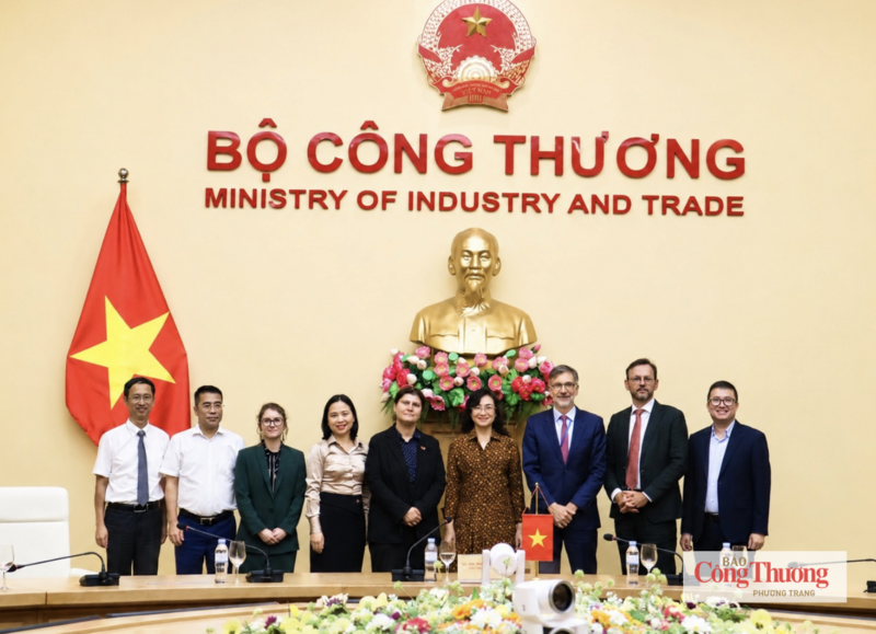 Thứ trưởng Bộ Công Thương Phan Thị Thắng và các đơn vị chụp ảnh chung.