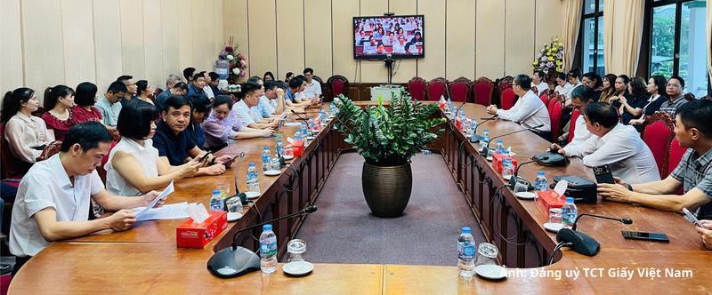 Đảng viên tham dự học tập quán triệt Nghị quyết tại điểm cầu Đảng bộ Tổng Công ty Giấy Việt Nam.