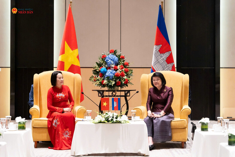 Chủ tịch Quốc hội Vương quốc Campuchia Samdech Khuon Sudary tiếp Phó Chủ tịch Quốc hội Nguyễn Thị Thanh.