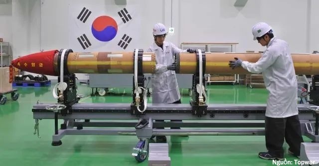 Lắp ráp đạn tên lửa KSAM-II. Ảnh: Topwar