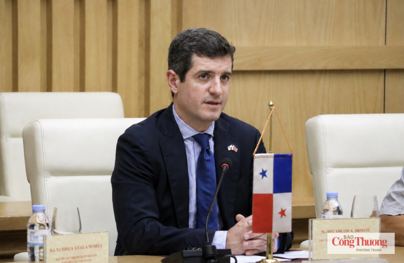 Thứ trưởng Ngoại giao Panama Carlos A. Hoyos.
