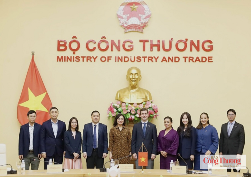 Thứ trưởng Bộ Công Thương Phan Thị Thắng và các đơn vị chụp ảnh chung.