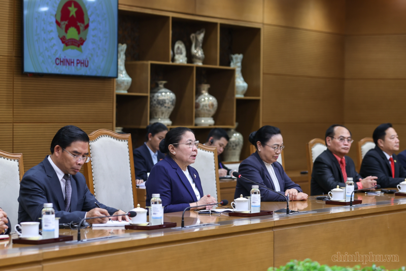 Trưởng Ban Tổ chức Trung ương Đảng Nhân dân Cách mạng Lào thông báo với Thủ tướng Lê Minh Hưng về tình hình triển khai Nghị quyết lần thứ XII của Đảng Nhân dân Cách mạng Lào, kết quả công tác của ngành tổ chức của Lào trong thời gian qua - Ảnh: VGP/Nhật Bắc