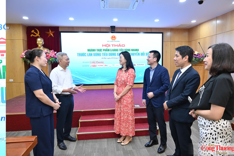 Các đại biểu chia sẻ bên lề hội thảo.