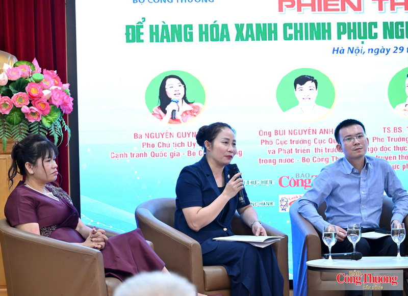 Bà Nguyễn Thị Thu Hằng, Giám đốc siêu thị GO! Thăng Long (ở giữa) chia sẻ tại hội thảo.