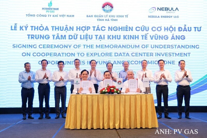 Đại diện PV GAS, Ban Quản lý Khu kinh tế tỉnh Hà Tĩnh và Nebula Energy ký Thỏa thuận hợp tác.