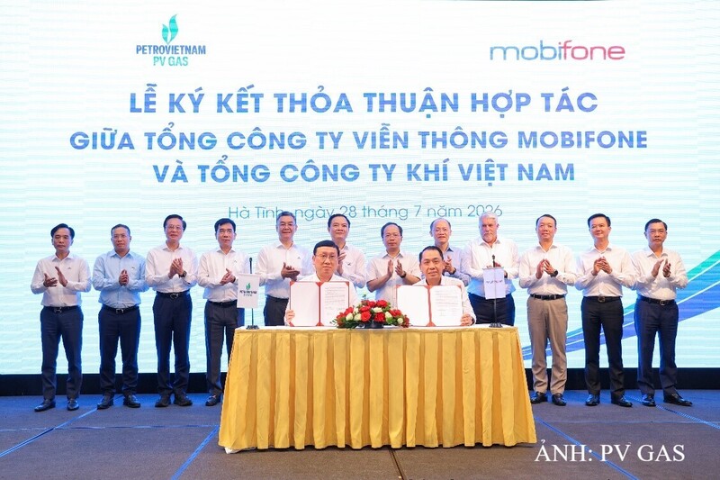 Đại diện PV GAS và MobiFone ký Thỏa thuận hợp tác.