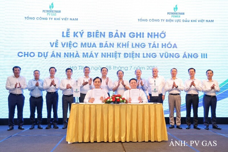 Đại diện PV GAS và PV Power ký Biên bản ghi nhớ.