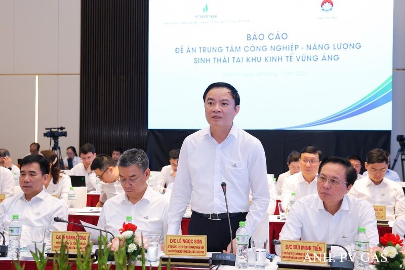 Chủ tịch HĐTV Petrovietnam Lê Ngọc Sơn phát biểu tại buổi làm việc.