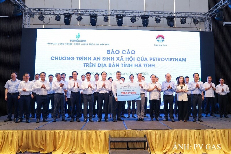 Tổng Giám đốc Petrovietnam Lê Mạnh Cường trao biểu trưng hỗ trợ kinh phí thực hiện các chương trình an sinh xã hội năm 2026 tại Hà Tĩnh.