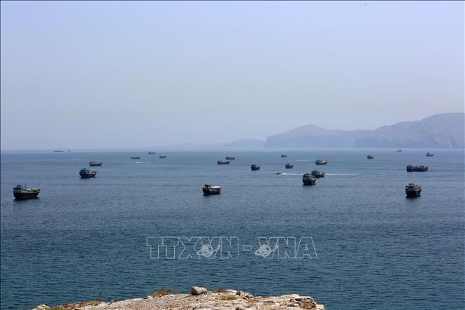 Tàu thuyền đi qua eo biển Hormuz, gần Khasab, Oman ngày 20/6/2026. Ảnh: THX/TTXVN