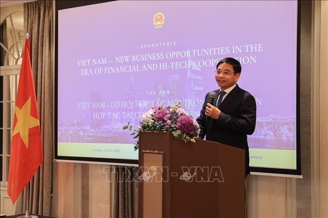 Phó Thủ tướng Nguyễn Văn Thắng phát biểu tại Tọa đàm “Cơ hội kinh doanh mới trong kỷ nguyên Hợp tác tài chính và công nghệ cao” với các Quỹ đầu tư Thụy Sỹ - Ảnh TTXVN