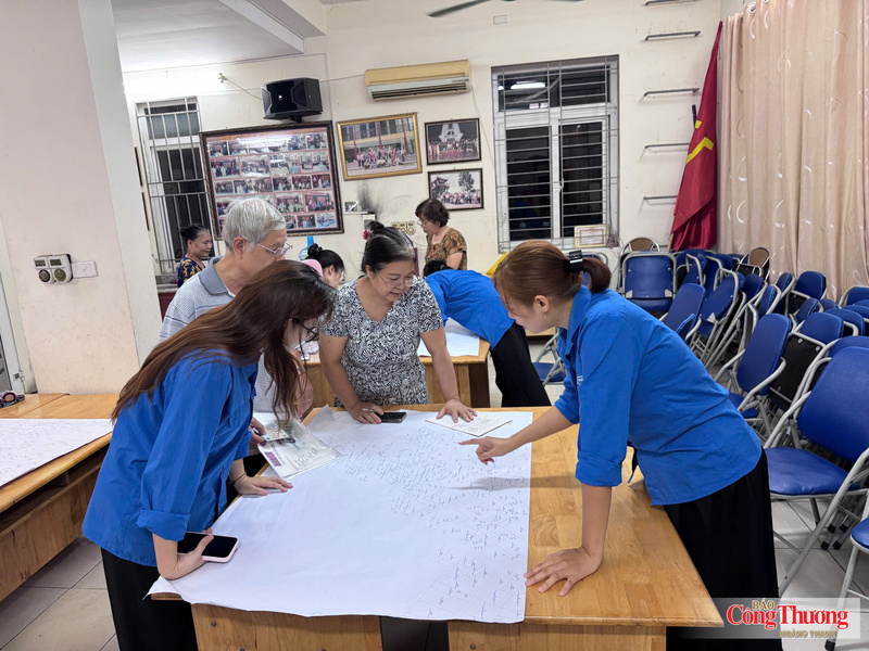 Sinh viên trường đại học đồng hành cùng tổ chuyển đổi số tại các phường trên địa bàn Hà Nội.
