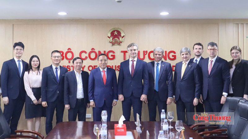 Thứ trưởng Bộ Công Thương Nguyễn Hoàng Long và các đơn vị chụp ảnh lưu niệm