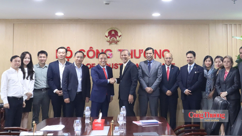 Thứ trưởng Bộ Công Thương Nguyễn Hoàng Long và các đơn vị chụp ảnh lưu niệm.