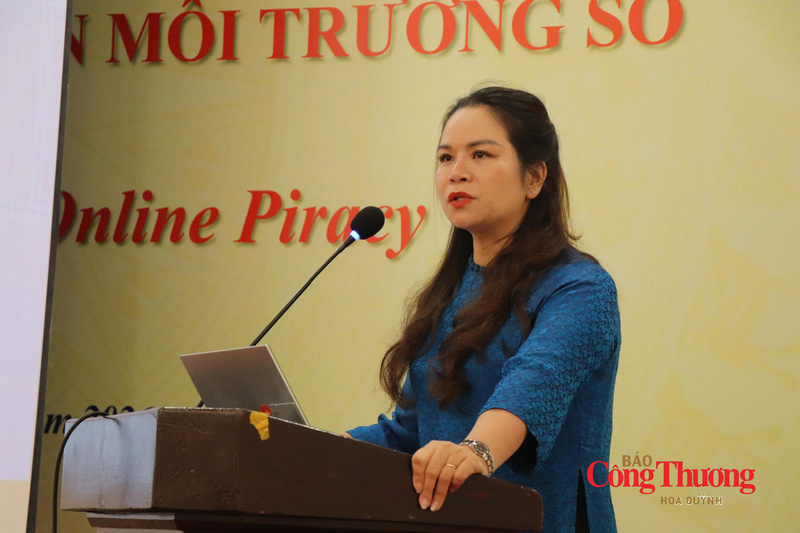 Bà Phạm Thị Kim Oanh - Phó Cục trưởng Cục Bản quyền tác giả Việt Nam trình bày "Quy định pháp luật về thực thi bản quyền trên môi trường số" tại hội thảo.