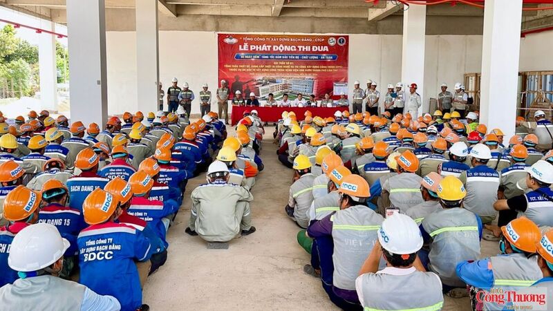 Hơn 300 công nhân đang làm việc tại công trường, lực lượng thi công sẽ tăng lên hơn 350 người vào giữa tháng 8, nhằm đẩy nhanh tiến độ dự án.
