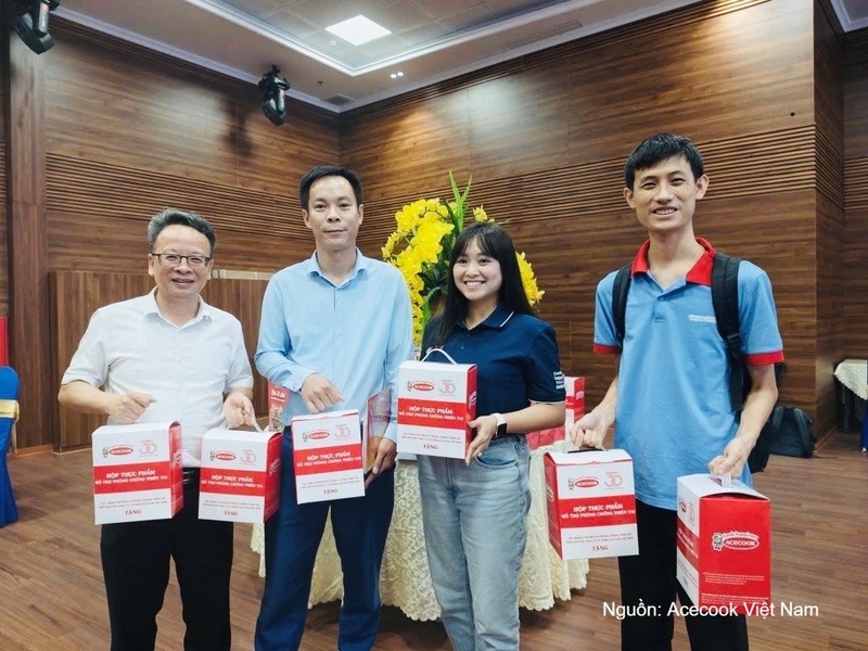 Đại diện Acecook Việt Nam giới thiệu hộp thực phẩm cứu trợ thiên tai đến quý phóng viên, người dân tại các chương trình tập huấn