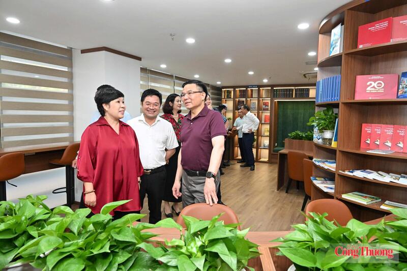 Bộ trưởng Lê Mạnh Hùng cùng đại diện các đơn vị trực thuộc Bộ Công Thương trải nghiệm Không gian văn hóa đọc. Ảnh: Cấn Dũng