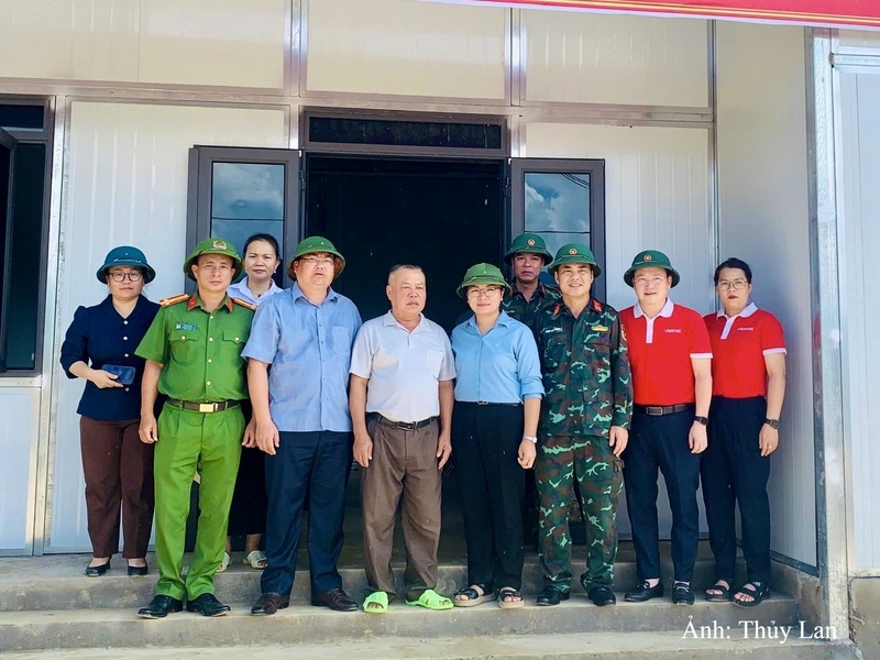Bộ CHQS tỉnh Lai Châu phối hợp với các sở, ngành tổ chức bàn giao nhà cho 7 hộ gia đình mất nhà do mưa lũ vào ngày 17/7 vừa qua.