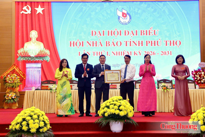 Phó Chủ tịch UBND tỉnh Phú Thọ Nguyễn Khắc Hiếu trao Bằng khen cho Hội nhà báo tỉnh Phú Thọ.