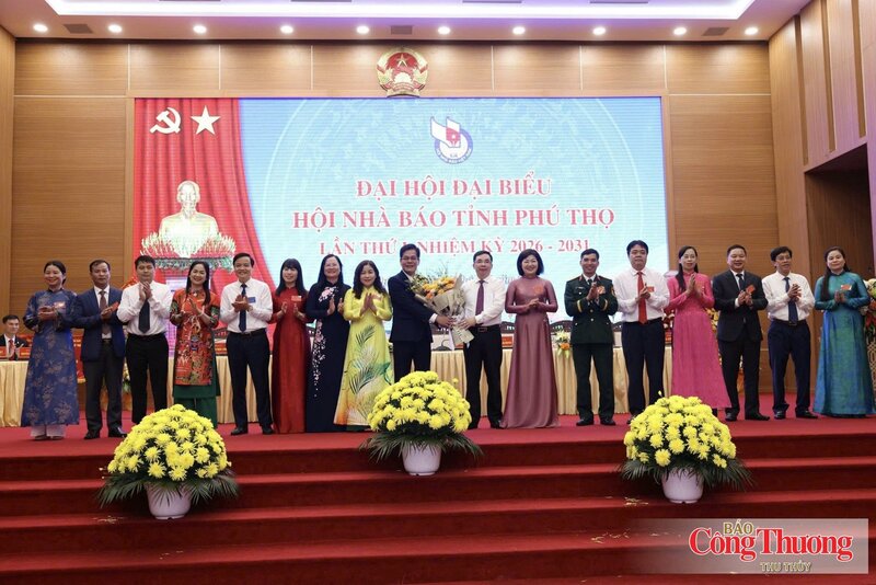 Ban chấp hành Hội Nhà báo tỉnh Phú Thọ khóa I, nhiệm kỳ 2026-2031 ra mắt và chia tay Ban Chấp hành khóa cũ.
