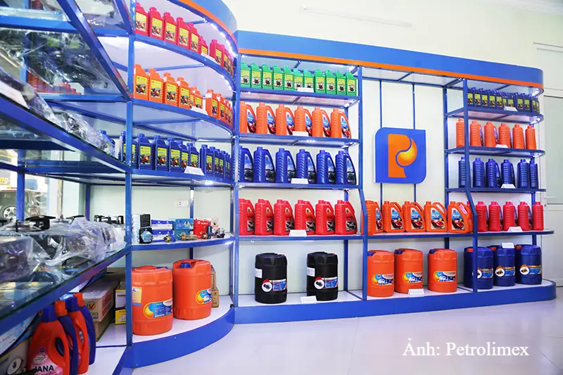 Các mặt hàng hóa dầu tại cửa hàng xăng dầu Petrolimex.