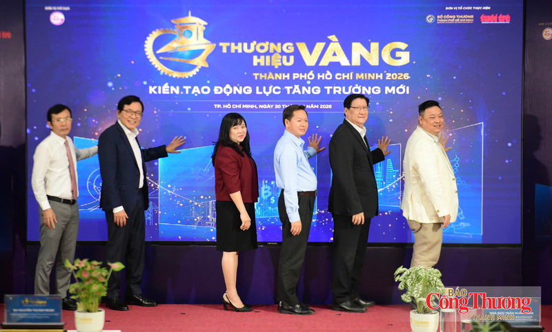 Bà Nguyễn Thị Kim Ngọc, Phó Giám đốc Sở Công Thương TP. Hồ Chí Minh và các đại biểu thực hiện nghi thức phát động Giải thưởng Thương hiệu Vàng TP. Hồ Chí Minh lần thứ 6 năm 2026.
