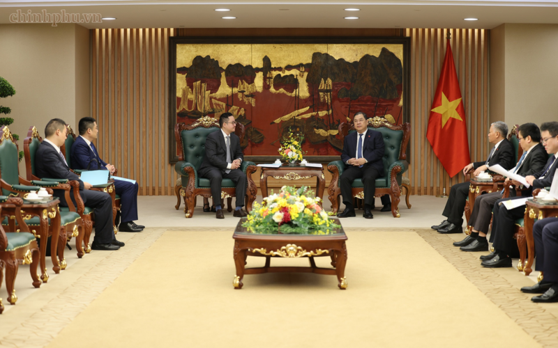 Phó Thủ tướng Thường trực đề nghị Tập đoàn Yongjin nghiên cứu phát triển chuỗi giá trị thép không gỉ hoàn chỉnh tại Việt Nam. Ảnh: VGP/Phương Nguyên
